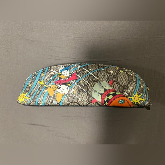 New Gucci Zipper Pencil Case Gucci x Disney Donald
Duck Zipper Pencil Case - Picture 4 of 11